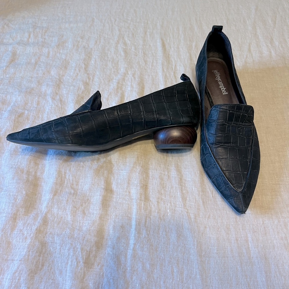 Adorable Faux Aligator Pointed Loafers with Round Wooden Heel
